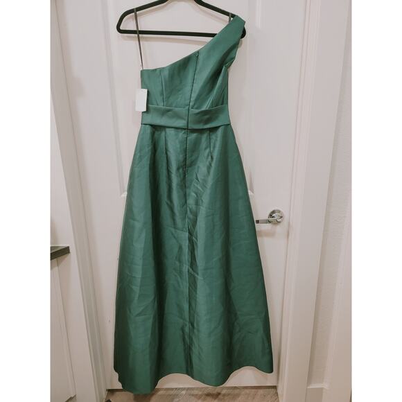 Alfred Sung Green Gown With Draped One-shoulder and Pockets - Picture 3 of 9